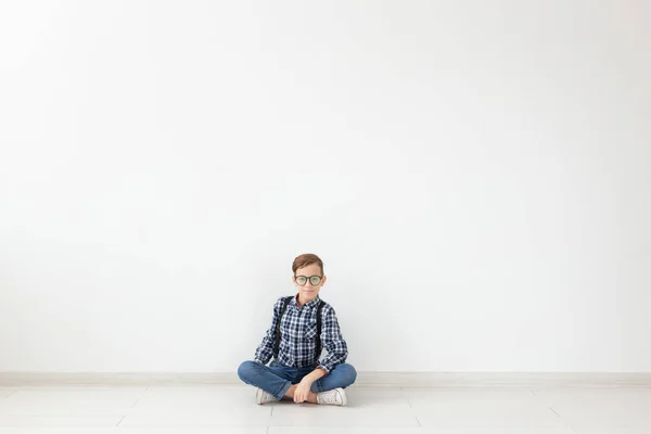 Stil, Kinder und Familienkonzept - niedlicher Teenager-Junge posiert auf weißem Hintergrund — Stockfoto