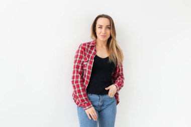 İnsanlar ve moda kavramı - beyaz arka plan üzerinde ekose gömlekli çekici kadın portresi