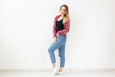 İnsanlar ve moda kavramı - tam boy görüntü kadının yan beyaz arka plan üzerinde poz