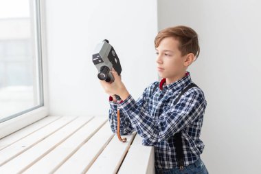 fotoğrafçı, çocuk ve hobi kavramı - çocuk tutun bir eski fotoğraf makinesi