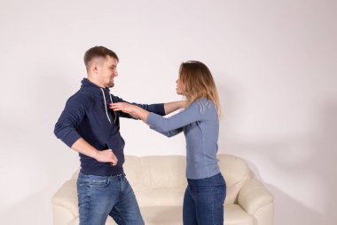 İnsanlar ve kötüye kavramı - şiddete karşı kadın portresi