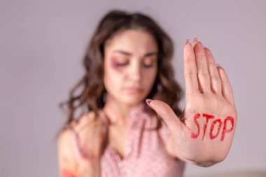 Aile içi şiddet, protesto ve insanlar kavramı - esmer kadın elinde gri Oda üzerinde inkar durağı ile ifade