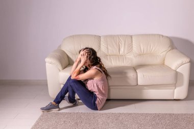 Kurban, şiddet ve aile içi şiddet - ağlayan, acı aile içi şiddet kadın