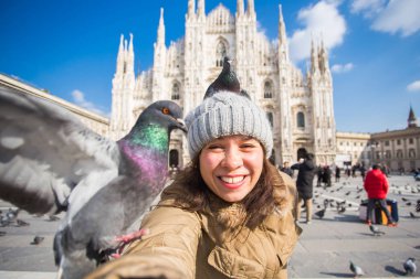 İtalya, gezi ve seyahat kavramı - katedral Duomo Milan önünde selfie güvercinler ile alarak genç komik kadın