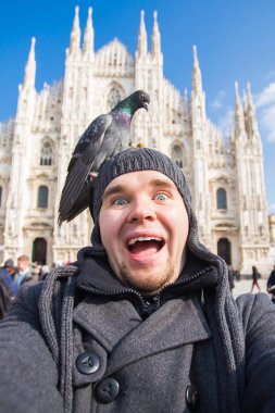 İtalya, gezi ve seyahat kavramı - katedral Duomo Milan önünde selfie güvercinler ile alarak komik adam