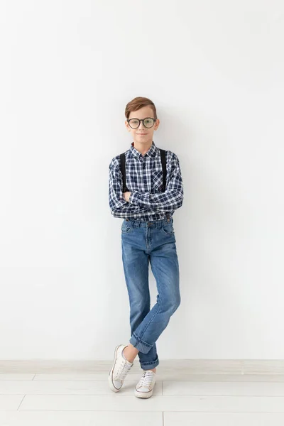 Tiener, kinderen en fashion concept - jongen gekleed in plaid shirt poseren op witte achtergrond — Stockfoto