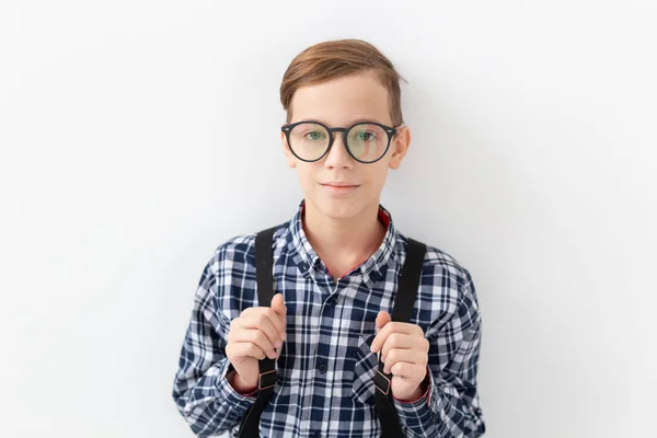 Adolescente, niños y concepto de moda - Retrato de niño vestido con camisa a cuadros posando sobre fondo blanco —  Fotos de Stock