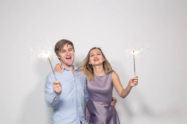 パーティー、家族と休日コンセプト - 白い背景の花火での記念日を祝うカップル — ストック写真