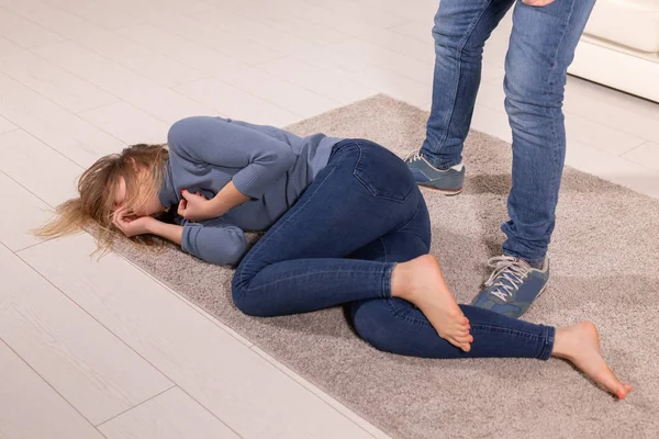 Concepto de personas y abusos - Retrato de la violencia contra la mujer —  Fotos de Stock