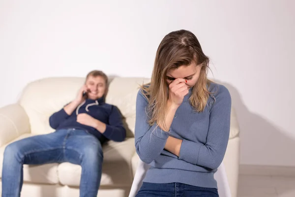 Violencia doméstica, abuso y concepto familiar - mujer llorando y su marido en el fondo —  Fotos de Stock