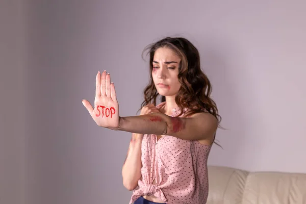 Violencia doméstica, protesta y concepto de personas - mujer morena expresando negación con PARADA en su mano en la habitación gris — Foto de Stock