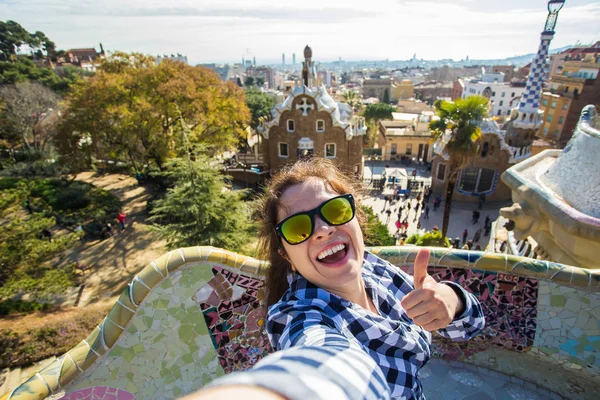 Подорожі та відпочинок концепції - молода жінка щаслива, роблячи selfie портрет з смартфон в парк Гуель, Барселона, Іспанія. — стокове фото