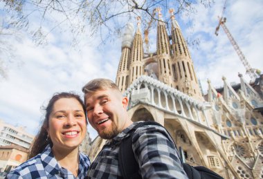 Barcelona, İspanya - 6 Şubat 2018: mutlu turist Barcelona, ünlü Sagrada Familia Roma Katolik Kilisesi önünde fotoğraf çekme mimar Antoni Gaudi