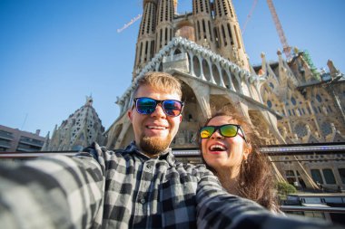 Barcelona, İspanya - 7 Şubat 2018: mutlu turist Barcelona, ünlü Sagrada Familia Roma Katolik Kilisesi önünde fotoğraf çekme mimar Antoni Gaudi