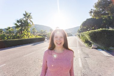 Duygular, yaz ve mutluluk kavramı - rahat kıyafetler açık gülünecek komik genç kadın