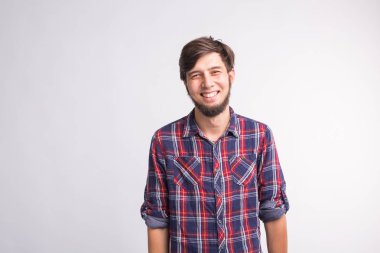 İfade ve jest kavramı - beyaz arka plan üzerinde gülen yakışıklı adam