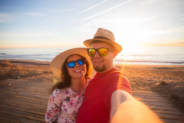 Viagens, conceito de verão e férias - Casal encantador levando selfie em uma praia — Fotografia de Stock