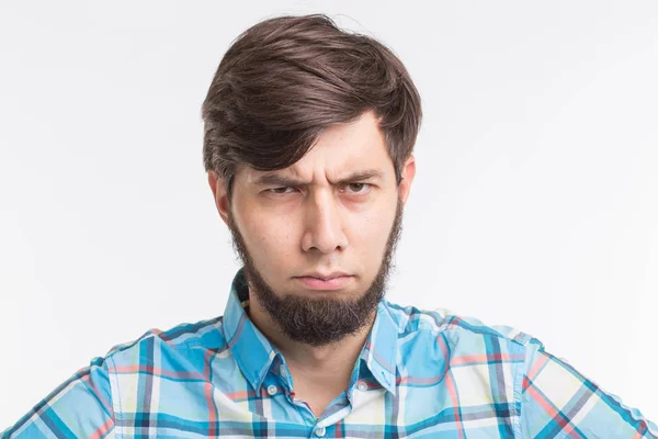 Concepto de personas, gestos y emociones - Hombre barbudo triste o enojado sobre fondo blanco — Foto de Stock