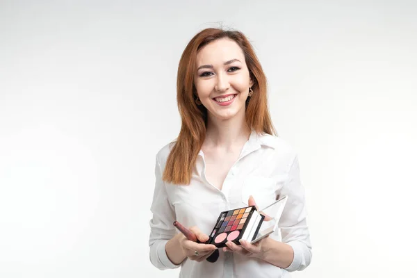 化妆师, 美容和化妆品概念-韩国女性化妆师与化妆刷和眼睛阴影调色板在白色背景 — 图库照片