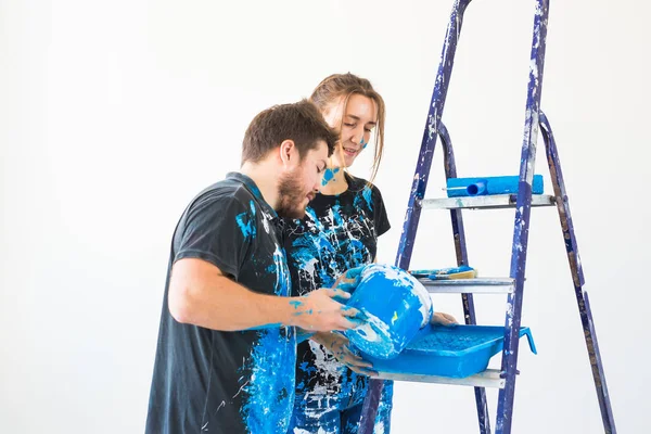 Riparazione, colore, concetto di persone - coppia andando a dipingere il muro, stanno preparando il colore — Foto Stock