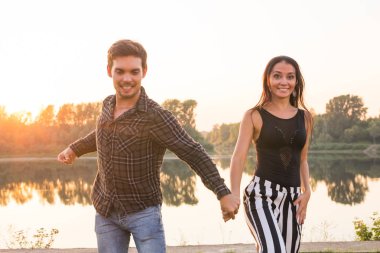 Romantik, sosyal dans ve insanlar kavramı - genç çift bir tango ya da bachata dans göl yakınındaki.
