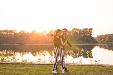 Kizomba, bachata, zouk ve latin sosyal dans kavramı - erkek ve kadın doğa arka plan üzerinde dans