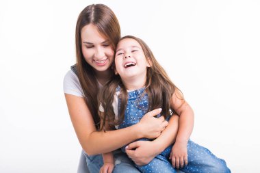 Ebeveynlik, Aile ve çocuk kavram - bir anne ve bebek kız portre var eğlenceli ve beyaz arka plan üzerinde gülümseyen