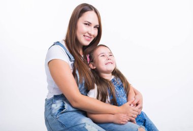 Ebeveynlik, Aile ve çocuk kavram - bir anne ve bebek kız portre var eğlenceli ve beyaz arka plan üzerinde gülümseyen