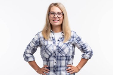 Diş sağlığı, diş hekimliği ve ısırık düzeltme - beyaz arka plan üzerinde diş telleri ile bardaklarda mutlu gülümseyen kadın