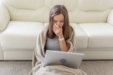 Kadar yakın portre sağlıksız genç Avrupa sarışın kadının çok, öksürük öksürük ile acı bir göğüs ağrısı vardır.