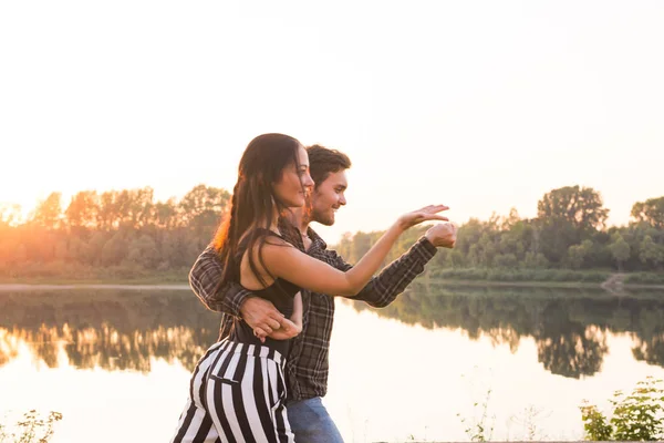 Romantik, Gesellschaftstanz und Volkskonzept - junges Paar tanzt Tango oder Bachata am See — Stockfoto