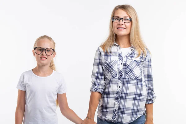 Porträt von Mutter und Tochter mit Brille auf weißem Hintergrund — Stockfoto