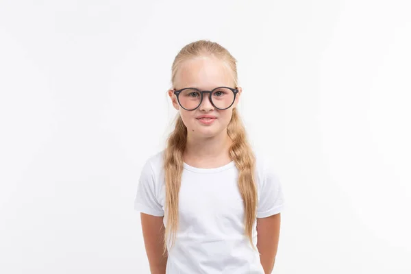 Hermosa niña con gafas aisladas en blanco — Foto de Stock