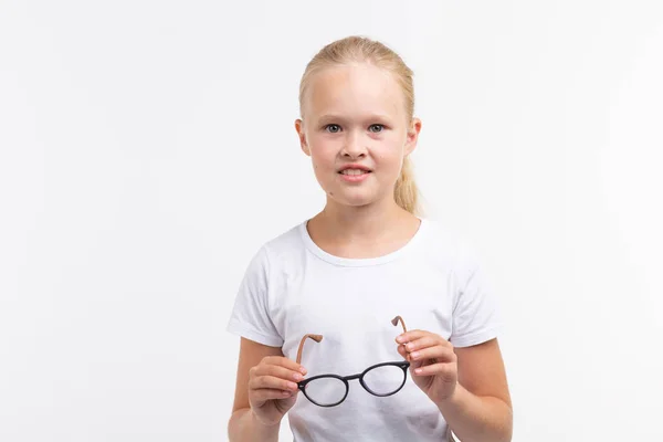 Hermosa niña con gafas aisladas en blanco — Foto de Stock