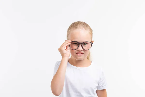 Gyönyörű gyermek lány szemüveges, elszigetelt fehér — Stock Fotó