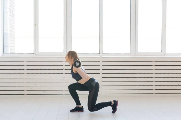 Koncepcja fitness, sport i ludzie - uśmiechnięta kobieta sportowy ze sztangą robi split squat lub lonży — Zdjęcie stockowe