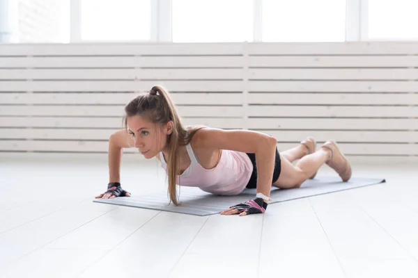 Estilo de vida saludable, fitness people y concepto deportivo - Ejercicio de la mujer con push up —  Fotos de Stock