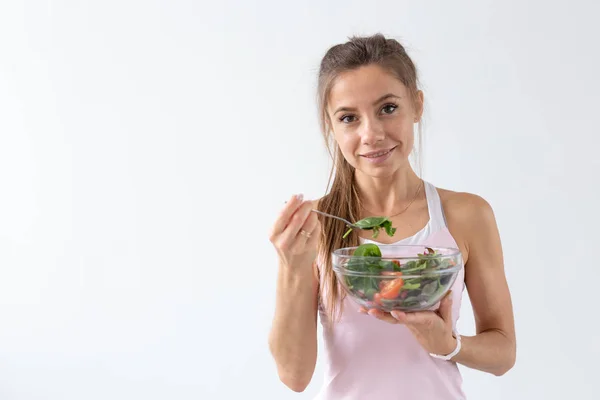 Les gens, la nourriture et le concept de régime - Portrait de la femme mangeant des aliments sains sur fond blanc avec espace de copie — Photo