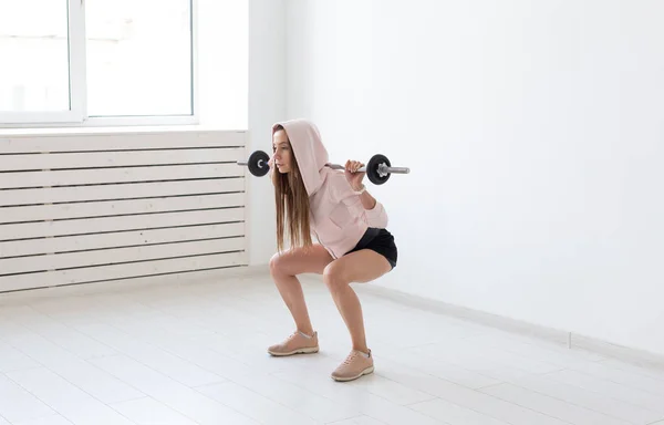 健康的なライフ スタイル、人とスポーツ コンセプト - 若いとフィット女性トレーニングの重量と — ストック写真