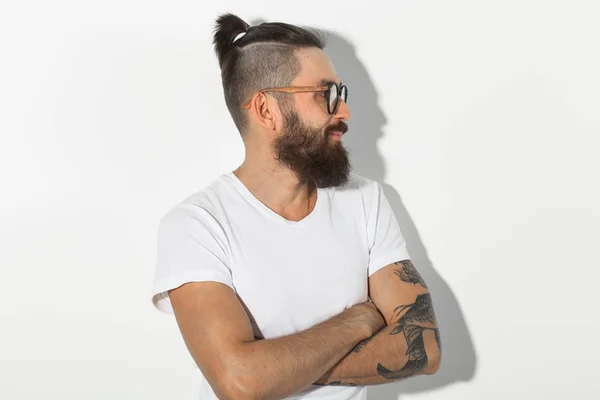 Hipster, concetto di popolo - hipster scettico in camicia bianca con le braccia incrociate — Foto Stock