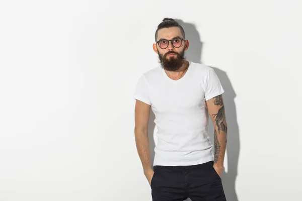 Hipster, människor koncept - tatuerade skäggiga mannen i vit skjorta isolerad på vit bakgrund — Stockfoto