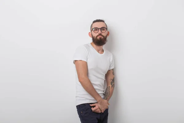 Concepto de belleza, moda y gente - Hombre fresco con barba posando sobre fondo blanco —  Fotos de Stock