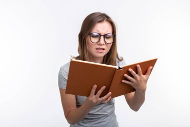 Çalışma, eğitim, insanlar kavramı - kız öğrenci sınıfları öğrenme yorgun, o açık kitap ile ayakta gri gömlekli