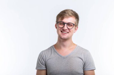 Geek, eğitim, insanlar kavramı - beyaz arka plan görünüyor sanki bir inek gibi genç adam