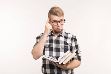 Sınav, bilgi ve eğitim kavramı - zeki öğrenci başkanı veya beyin holding adam noktasında elinde beyaz zemin üzerine kitaplar