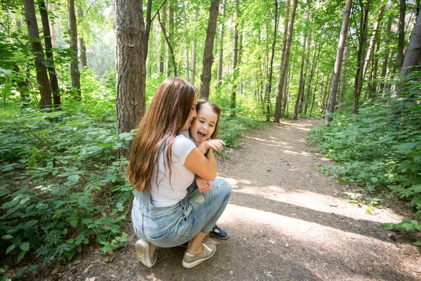 Conceito de família e natureza - Retrato de mãe e criança brincando no parque — Fotografia de Stock