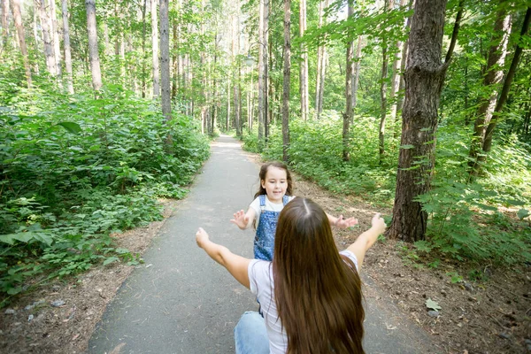 Nature, famille, concept de personnes Adorable petite fille et jeune femme dans une belle forêt. Fille courir à la mère — Photo