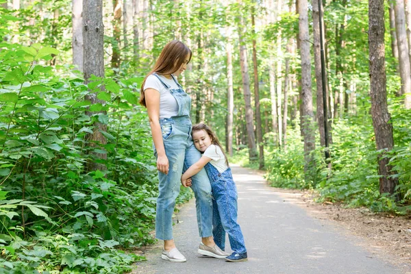 Család, természet, az emberek koncepció - anya és lánya, átölelve a parkban — Stock Fotó
