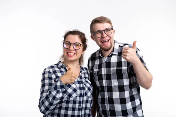 Nerds, geek, conceito de pessoas espetaculares e engraçadas um par de nerds em óculos nos mostram polegares no fundo branco — Fotografia de Stock