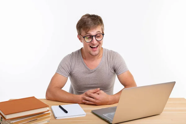 El estudio, la educación y el concepto de emociones - estudiante masculino haciendo ejercicios en el ordenador portátil. Él es feliz. — Foto de Stock